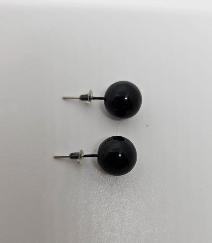 Paire de boucles d'oreilles. Neuve. Grosse boule noire - photo numéro 2