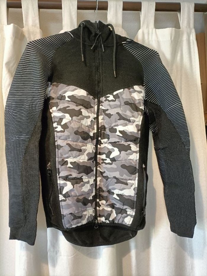 Gilet sweat à capuche style camouflage