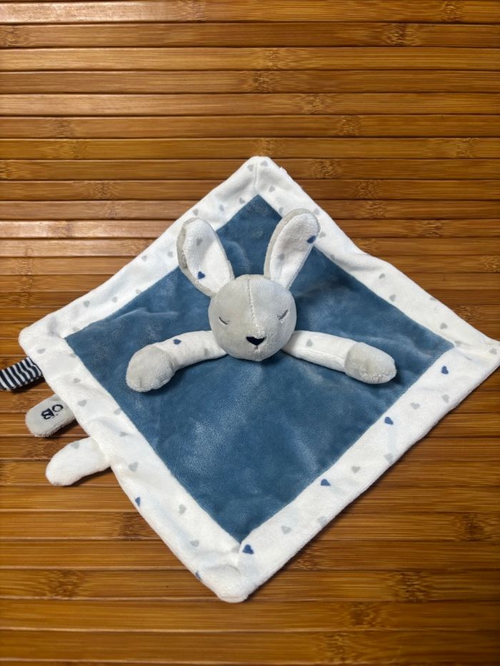 Doudou plat lapin bleu blanc cœur obaibi