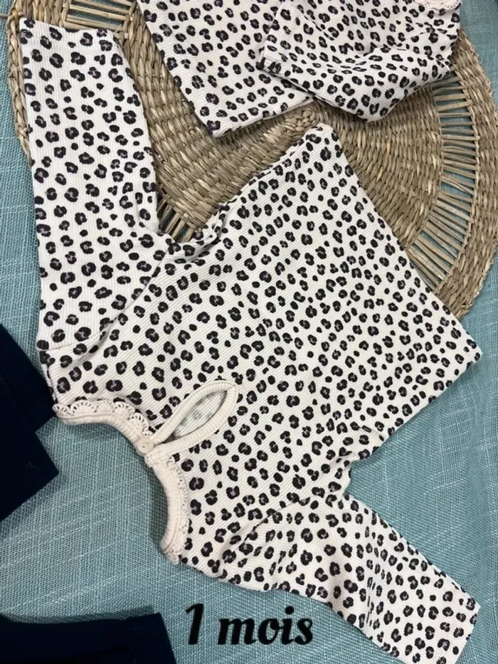 Lot 2 ensembles taille 1 mois - photo numéro 13