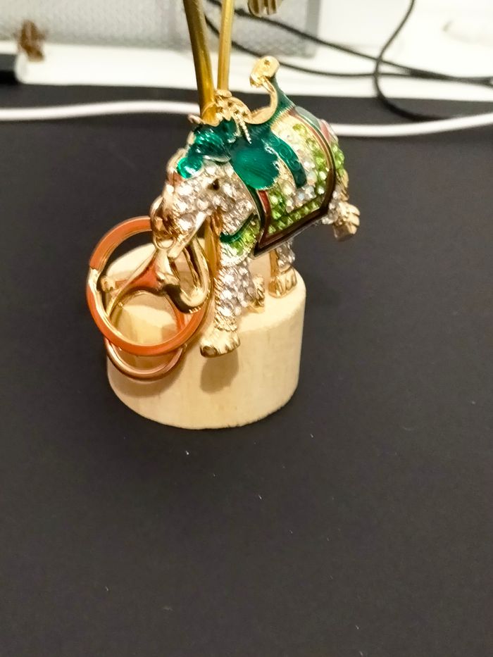 Porte clé bijou de sac éléphant vert avec pierres et strass neuf - photo numéro 2