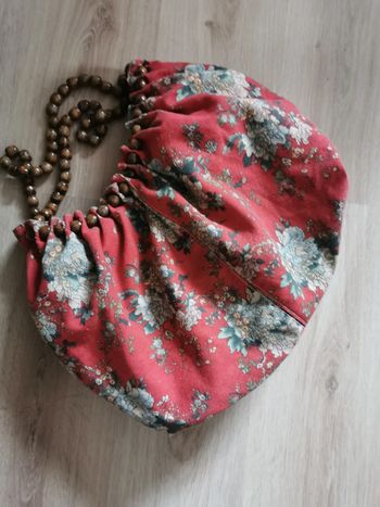 Sac en tissu avec les anses en perles de bois