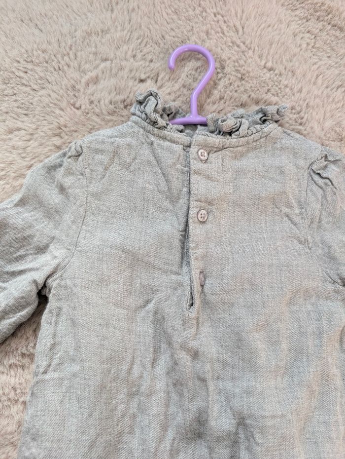 Robe grise neuve KIABI 12 mois – manches longues – col volanté - photo numéro 5