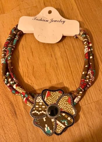 Ras de cou coloré neuf