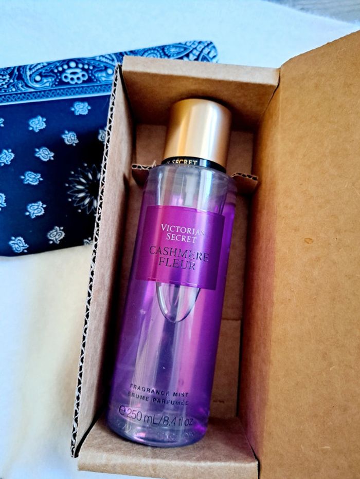 Brume corporelle parfumée Victoria's Secret + trousse offerte.
neuve 💜 Cashmere Fleur - photo numéro 6