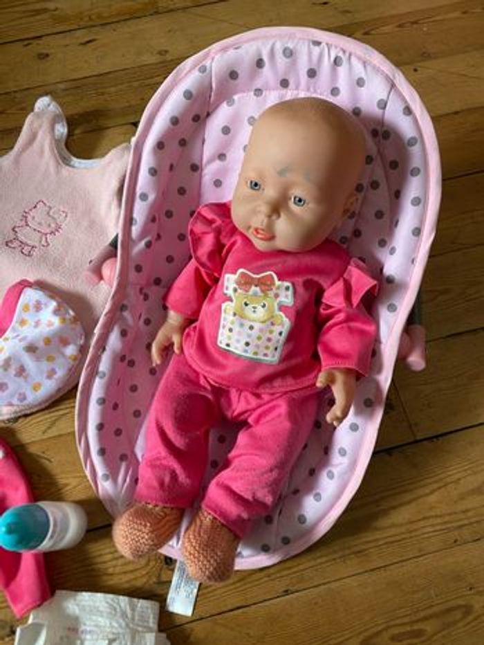Lot poupée habillée transat gigoteuse biberon couche - photo numéro 2