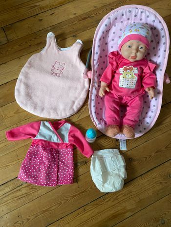 Lot poupée habillée transat gigoteuse biberon couche