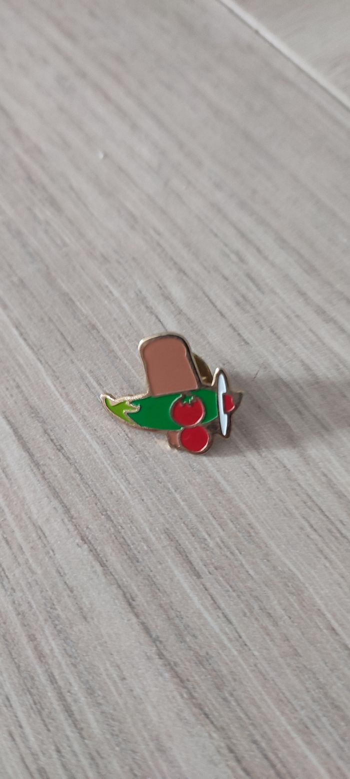 Pin's avion en forme de légumes