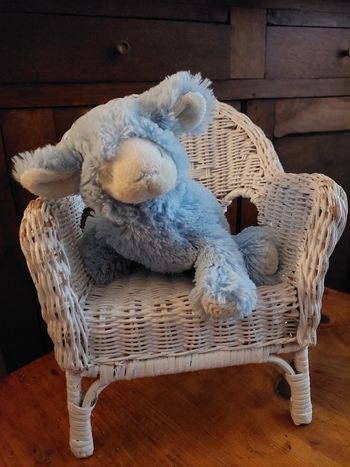 Doudou mouton bleu Pediatril Avene