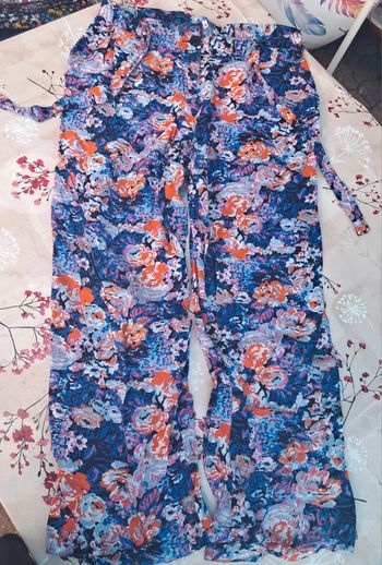 Beau pantalon fleuri coupe citadine poches italiennes, ceinture, fermeture eclair - T40-42 - neuf