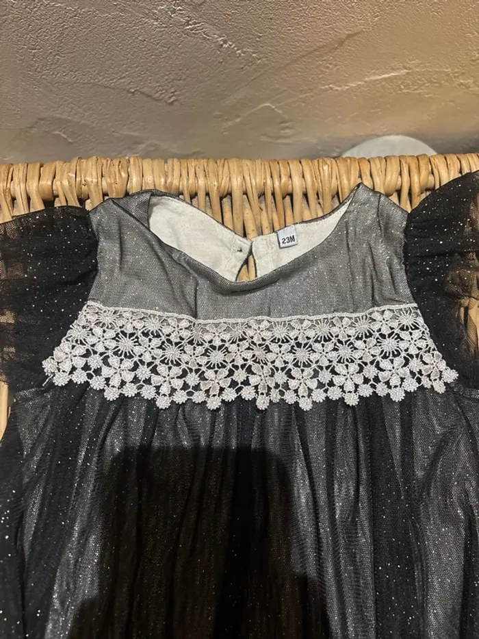 Robe fille taille  23mois en très bon état - photo numéro 2