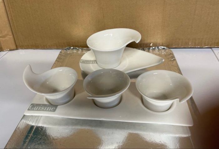 Saucière avec coupelles sur plateau de présentation - photo numéro 3