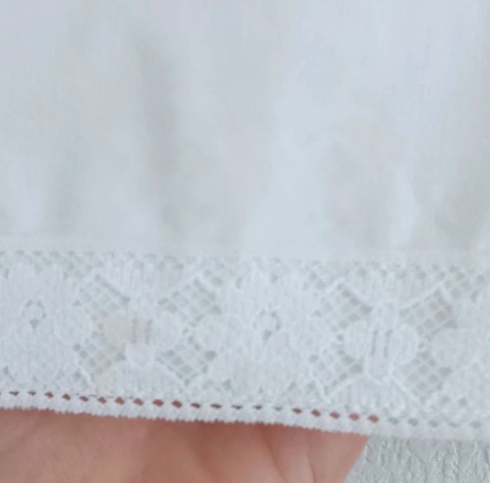 Haut court avec broderie et dentelle 42/44 Création Payelle - photo numéro 3