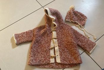 gilet veste tricot marron blanc avec bouton long en bois + bonnet a pompon 18-24 mois