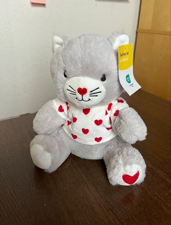 Peluche petit chat neuve  de couleur grise ,blanche et rouge .