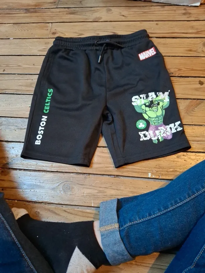 Short hulk taille 7/8 ans