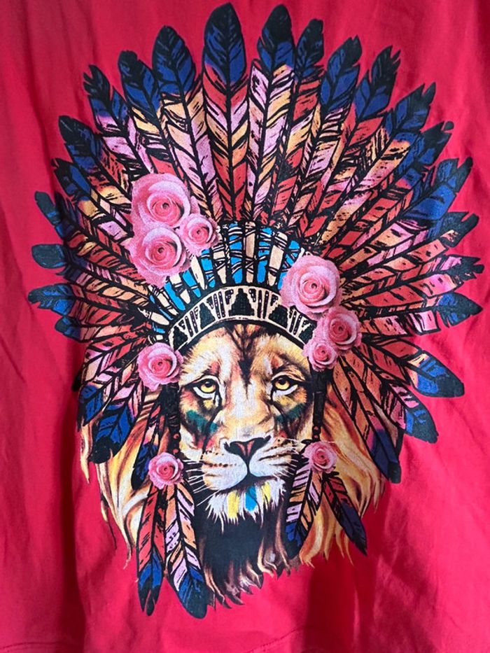 T-shirt rouge il V lion indien Aroma - photo numéro 2