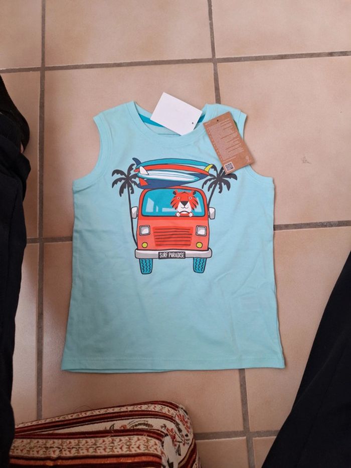 T-shirt sans manches bleu clair taille 116