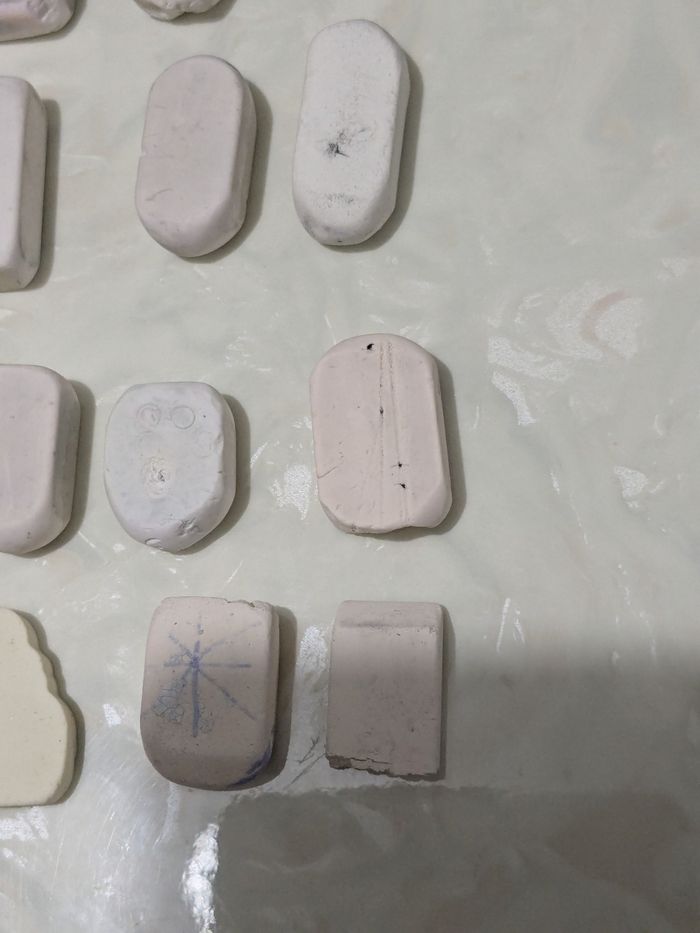 Lot de 21 gommes déjà utilisées. - photo numéro 5