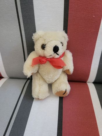 Peluche petit ourson ruban rouge