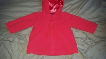 blouson rouge 12 mois nickel très bon état.
