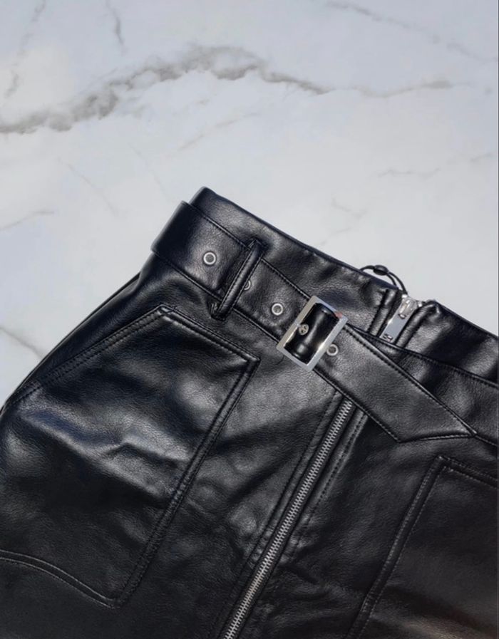 Jupe noire en similicuir - photo numéro 2