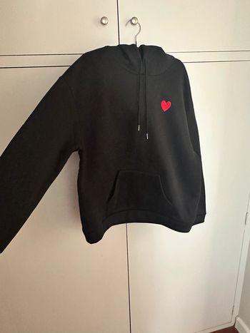 Shein Sweat à capuche noir avec coeur rouge