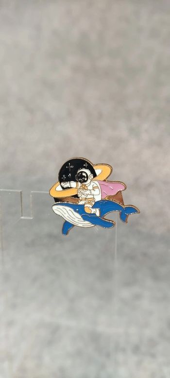 🍄 pin's astronaute sur une baleine