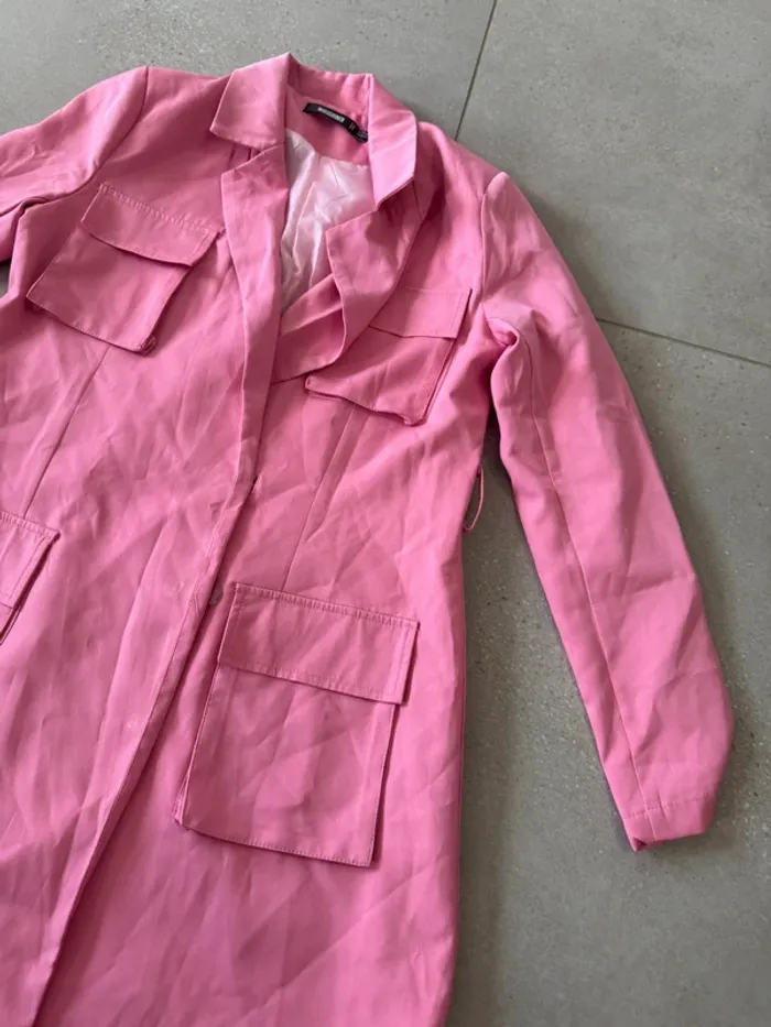 Long blazer rose Missguided taille 38, très bon état il manque la ceinture, 80cm longueur - photo numéro 2
