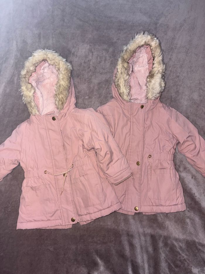 Lot de deux manteaux d’hiver 12 mois pour jumelles.