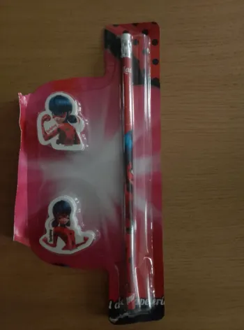 Lot 2 gommes + un crayon à papier, de bois