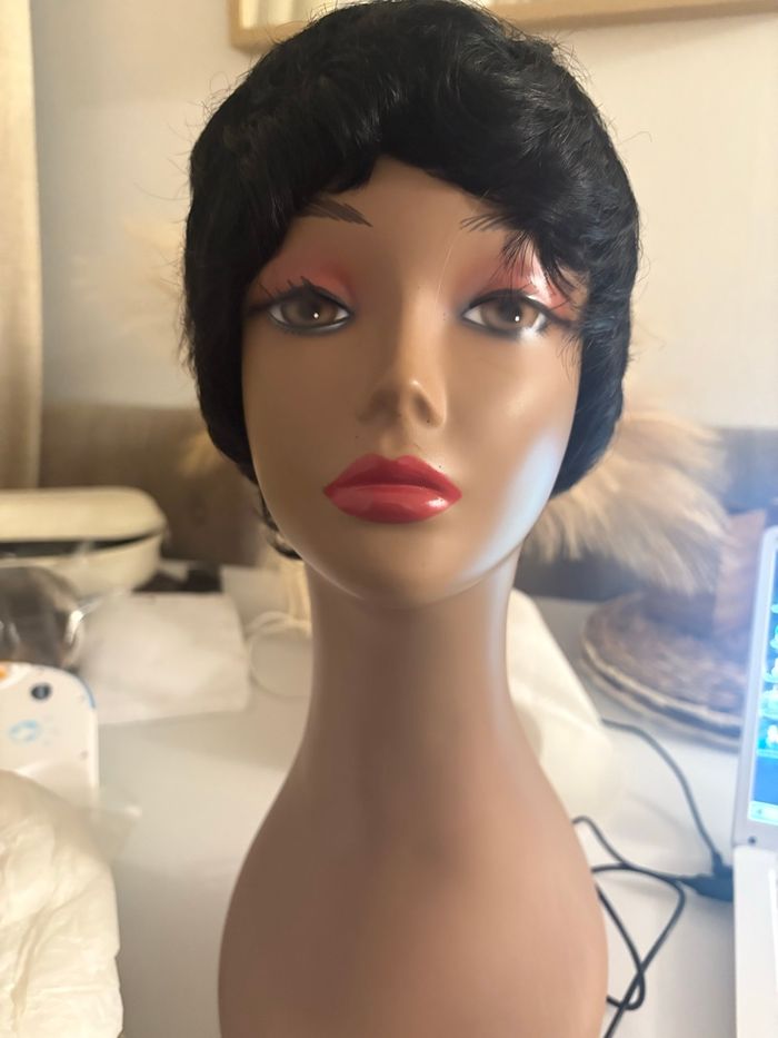 Perruque courte noire – naturelle – neuve