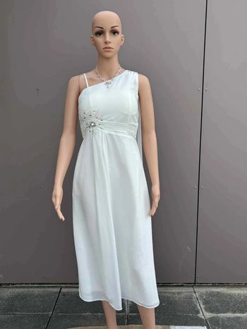 Robe blanche asymétrique élégante – Taille S – très bon état