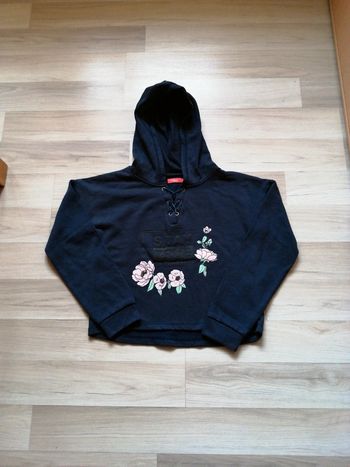 Sweat court à capuche