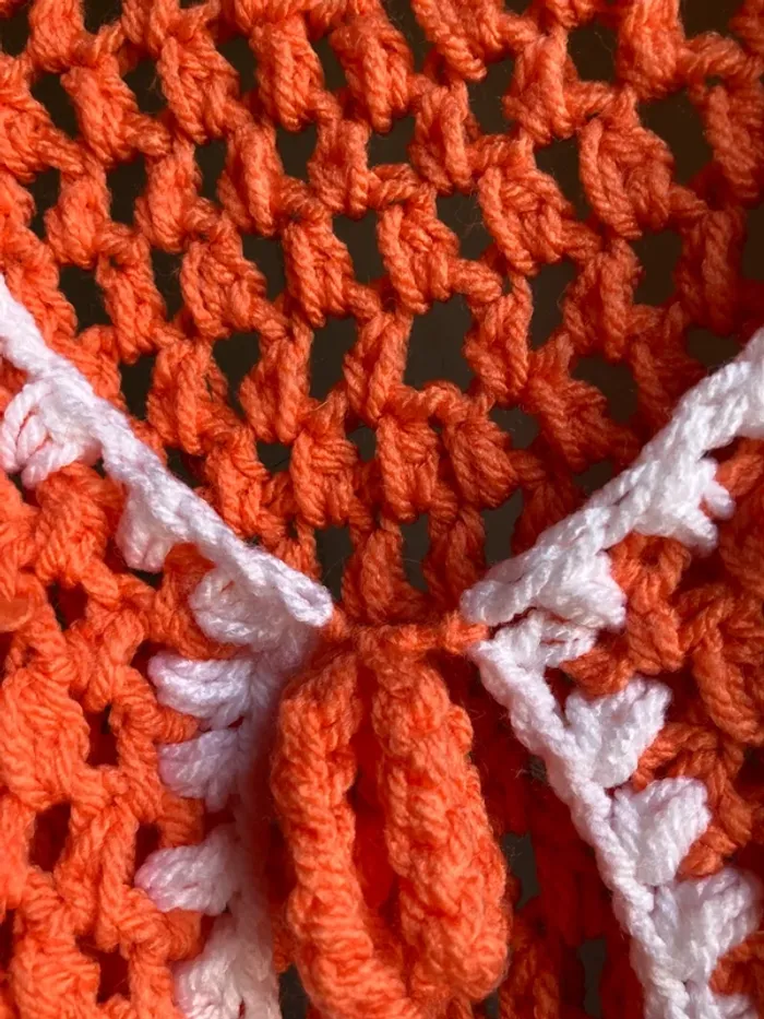 Superbe gilet cardigan sans manches crocheté à la main neuf taille M - photo numéro 9