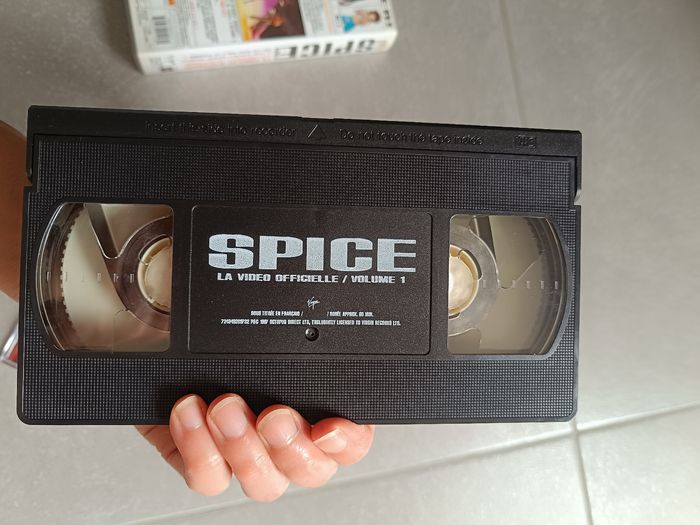 Lot de Lot de 2 cassettes VHS Spice Girls et un porte-clés. - photo numéro 7