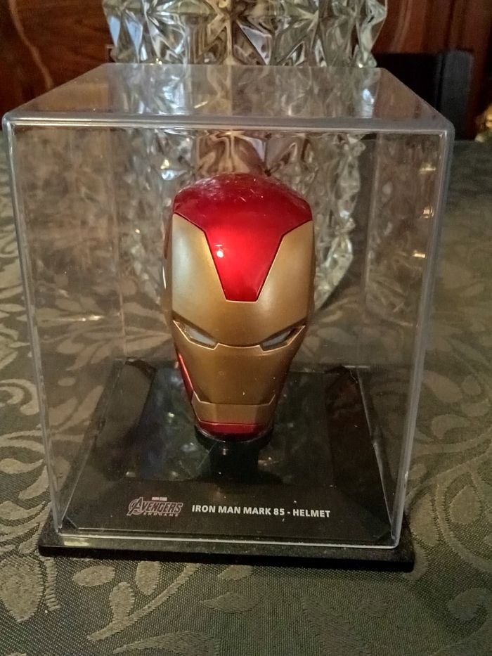 Figurine casque Marvel.