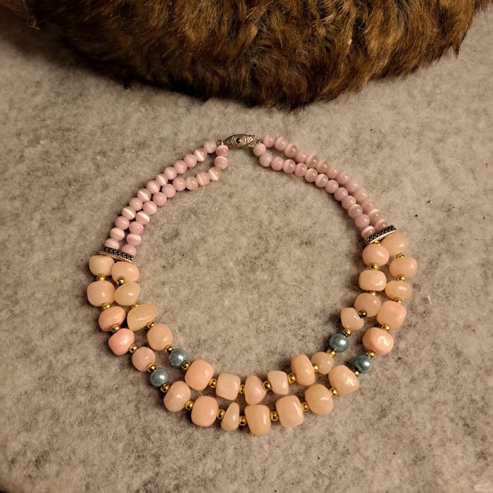 Collier ras de cou rose pâle bleu et doré
