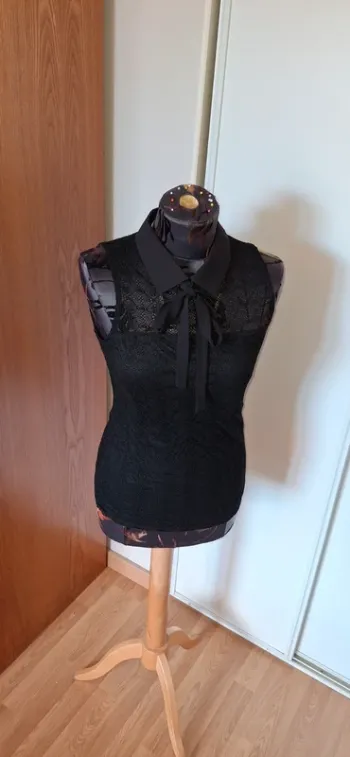 Haut dentelle noir sans manches col Claudine