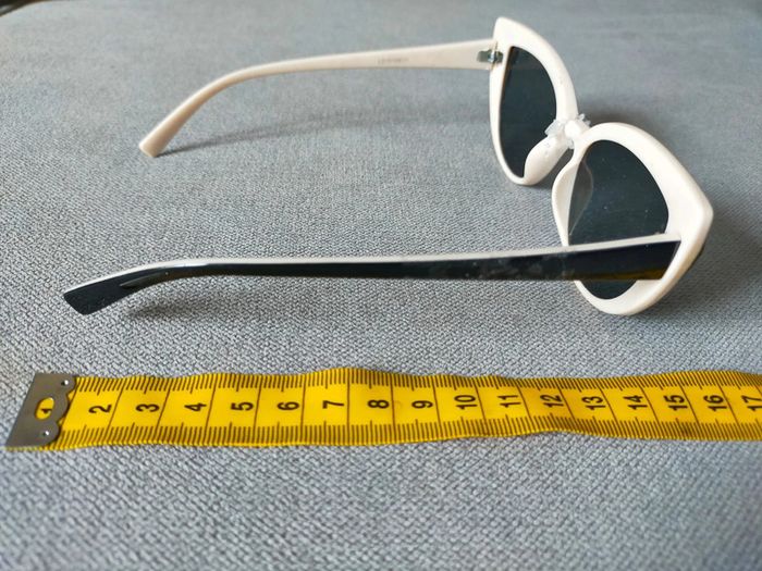 Lunettes de soleil noires et blanches – style œil de chat - photo numéro 6