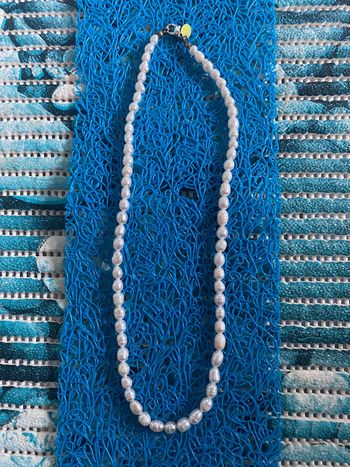 Joli collier de perles blanche