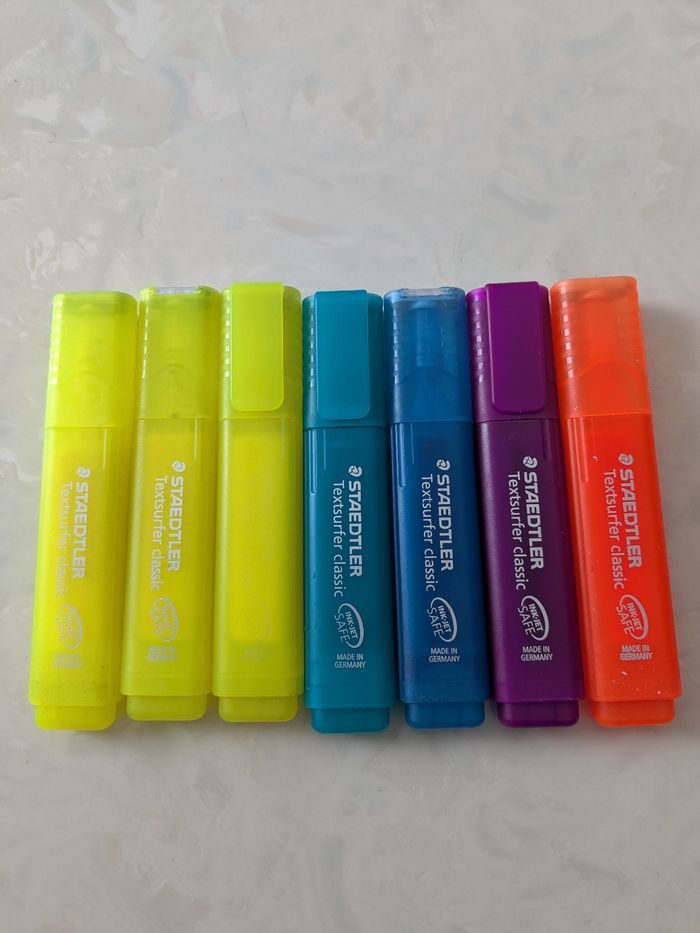 Lot de 7 Surligneurs Staedtler.