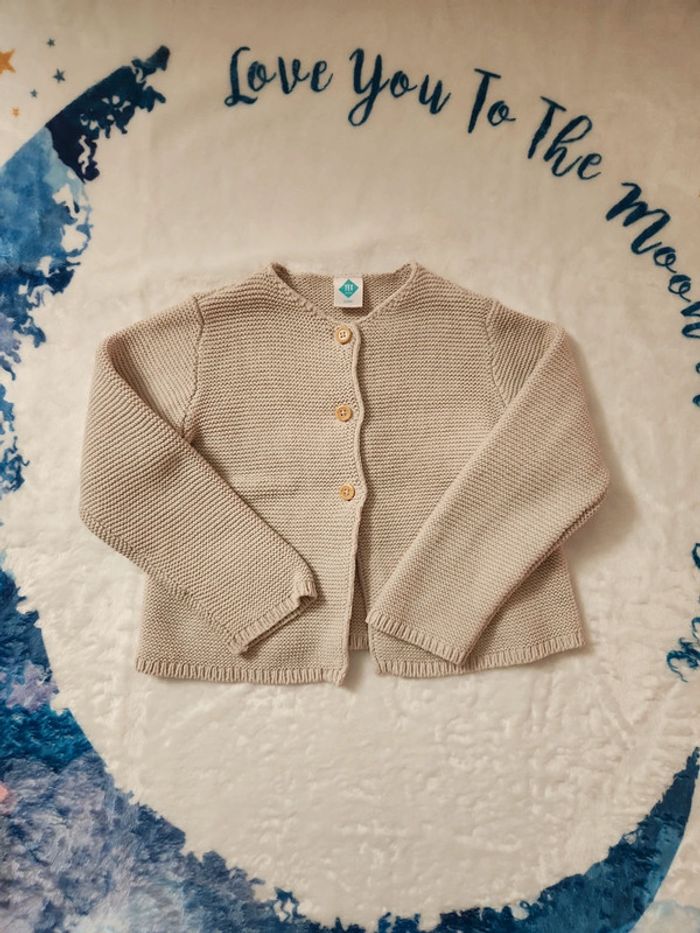 Superbe pull tricot beige 3 boutons Tex 23 mois