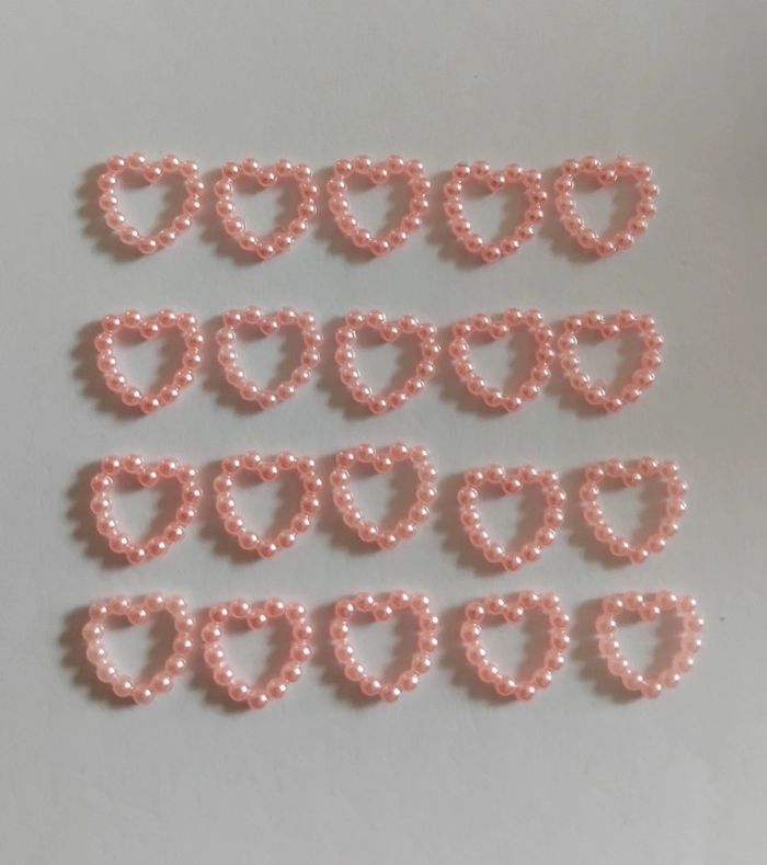 Lot de 20 petits cœurs rose en perle (Loisirs créatifs)