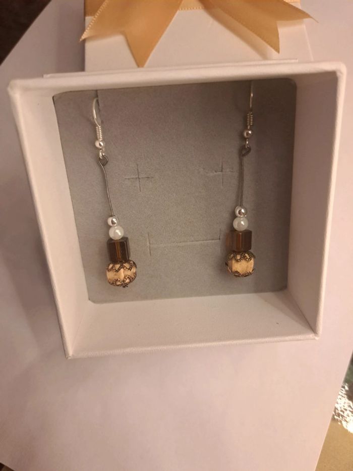 Boucles d'oreilles pendante marron beige blanc et argenté - photo numéro 6