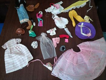 Lot de vêtements et chaussures Barbie