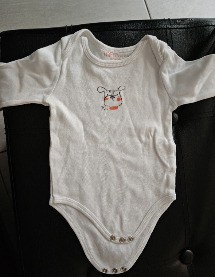 Lot bodies bébé 6 mois - photo numéro 5