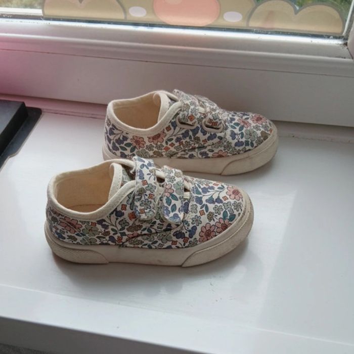 Chaussure à fleur légère