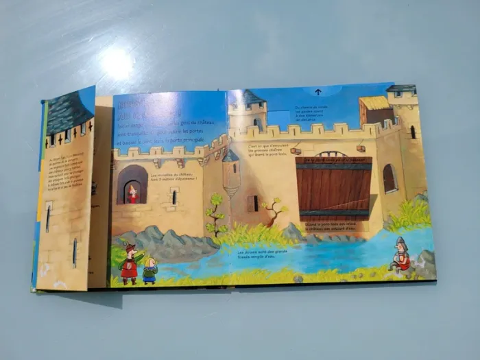 Livre animé de flaps, tirettes.. Kididoc 🛡 Les Chateaux-Forts 🐎 - photo numéro 3