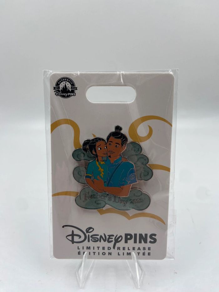 Disney Store Raya et le chef Benja, pin's édition limitée fête des pères, Raya et le dernier dragon
